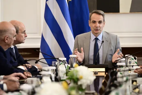 Ο πρωθυπουργός Κυριάκος Μητσοτάκης μιλάει σε υπουργούς στο Υπουργικό Συμβούλιο