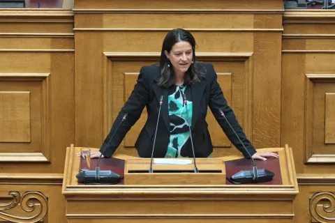 Η υπουργός Εργασίας Νίκη Κεραμέως στη Βουλή