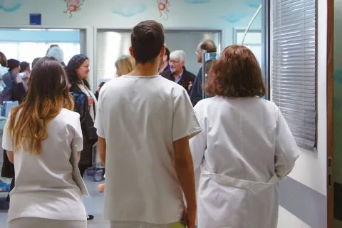 Γιατροί και νοσηλευτές με άσπρες ποδιές σε νοσοκομείο