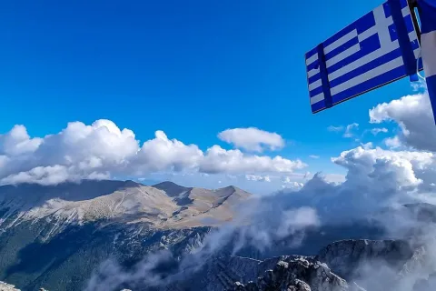 Το βουνό Όλυμπος με ελληνική σημαία