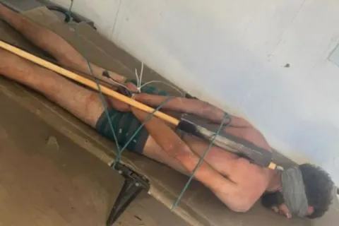 Παλαιστίνιος ημίγυμνος, δεμένος με σιδερένια ράβδο