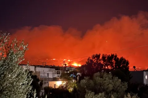 Σε εξέλιξη η φωτιά στην Πάρο