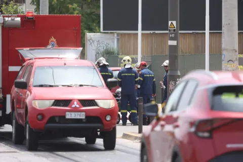 Πυροσβεστική στο σημείο της διαρροής αερίου στον Πειραιά