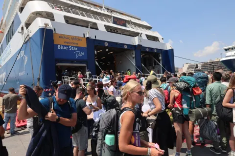 Αίρεται το απαγορευτικό απόπλου από τα λιμάνια