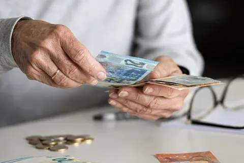Συνταξιούχος μετράει ευρώ αφού πήρε τη σύνταξη Αυγούστου 2026