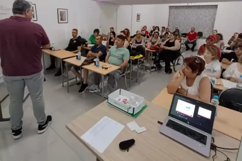 Εκπαιδευτικός κάνει μάθημα σε Σχολείο Δεύτερης Ευκαιρίας (ΣΔΕ)