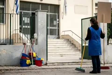 Καθαρίστρια έξω από σχολείο