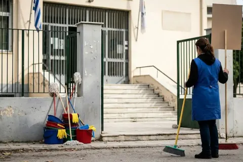 Σχολική καθαρίστρια έξω από σχολείο του Δήμου Αθηναίων