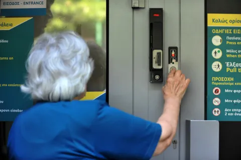 Είσοδος γυναίκας συνταξιούχου σε τράπεζα