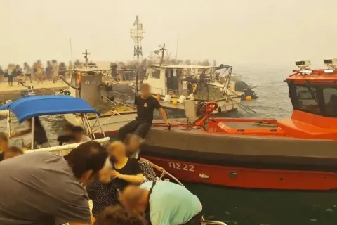 Επιχείρηση εκκένωσης διά θαλάσσης βρίσκεται σε εξέλιξη στον Άγιο Βασίλειο Βοιωτίας, όπου περίπου 250 άνθρωποι έχουν εγκλωβιστεί στην παραλία λόγω της φωτιάς.