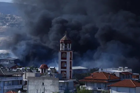 Καπνός από τη φωτιά στο Ωραιόκαστρο