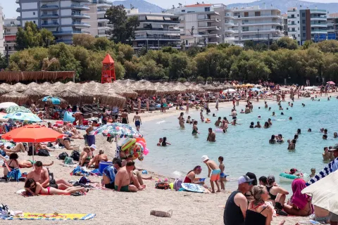 Παραλίες της Αττικής γεμάτες από κόσμο εν μέσω καύσωνα και υψηλών θερμοκρασιών