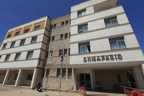 Πρόσοψη κτηρίου με πινακίδα που γράφει Δημαρχείο
