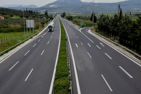 Αυτοκίνητο στην Εθνική Οδό