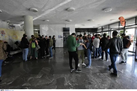 Πρωτοετείς φοιτητές κάνουν εγγραφή σε Πανεπιστήμιο