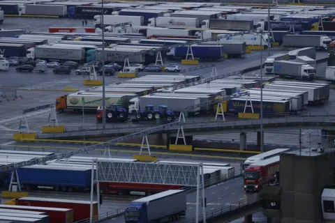 Παρκαρισμένα φορτηγά μεταφορών εμπορευμάτων και logistics