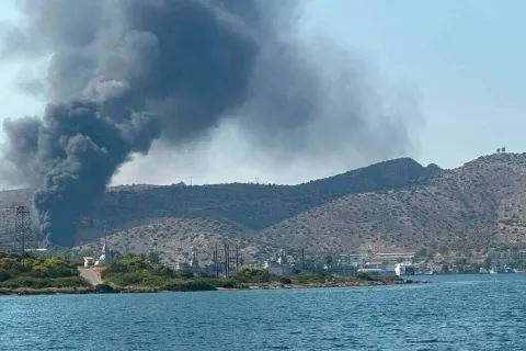 Φωτιά στη Σαλαμίνα