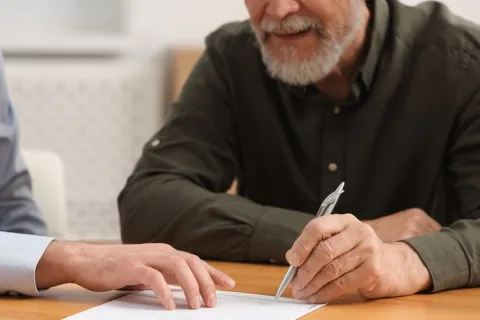 Δύο άνθρωποι υπογράφουν κληρονομιά