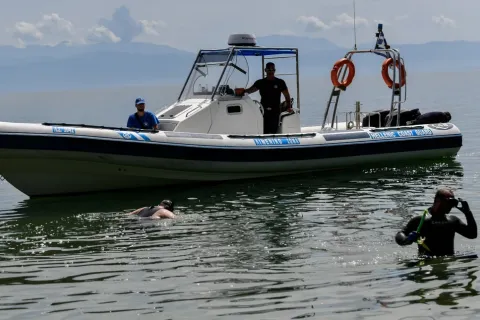 Στελέχη του Λιμενικού Σώματος κάνουν έρευνα στη θάλασσα για νεκρό δύτη