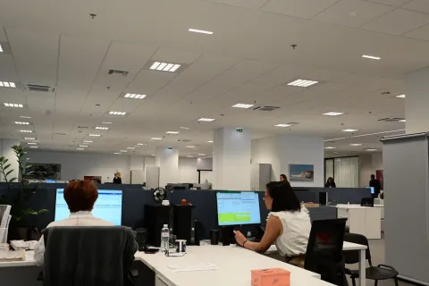 Εργαζόμενοι σε γραφείο με υπολογιστές