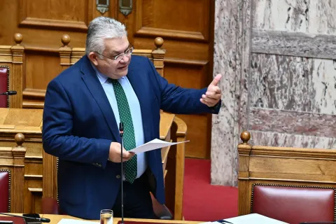Ο υφυπουργός Παιδείας Νίκος Παπαιωάννου στη Βουλή