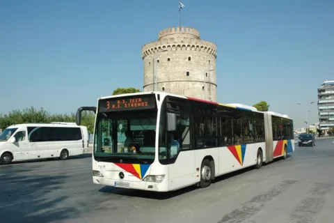 Λεωφορείο του ΟΑΣΘ με φόντο τον Λευκό Πύργο