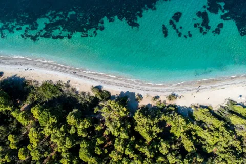 Η παραλία του Πευκιά στο Ξυλόκαστρο 