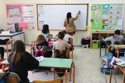 Εκπαιδευτικός κάνει μάθημα σε τάξη με μαθητές