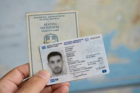 Τέλος στις "μπλε" ταυτότητες για ταξίδια στο εξωτερικό από σήμερα