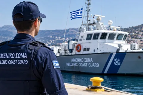Στέλεχος του Λιμενικού κοιτάζει βάρκα του ΛΣ-ΕΛΑΚΤ