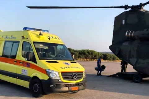 Αεροδιακομιδή με ελικόπτερο και ΕΚΑΒ