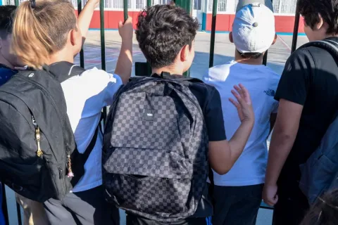 Μαθητές με τσάντες έξω από σχολείο