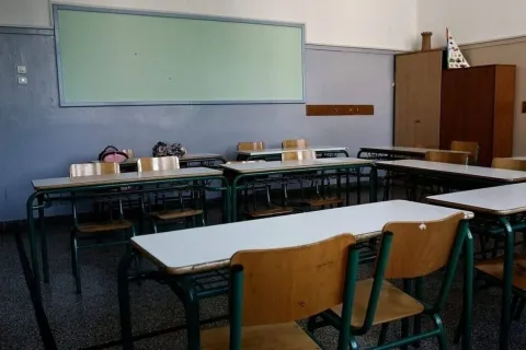 Αίθουσα σε Δημοτικό Σχολείο με θρανία, έδρα και πίνακα