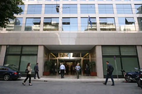 Κτήριο ΑΣΕΠ με κόσμο να μπαίνει και να βγαίνει