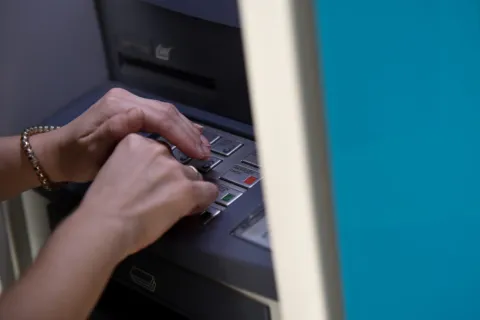 Γυναίκα κάνει ανάληψη χρημάτων από ATM
