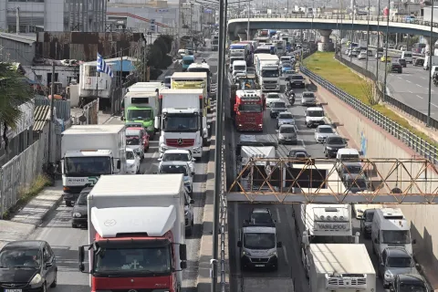 Κίνηση από αυτοκίνητα στους δρόμους της Αθήνας
