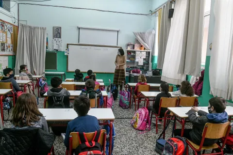 Δασκάλα μέσα σε σχολική τάξη 