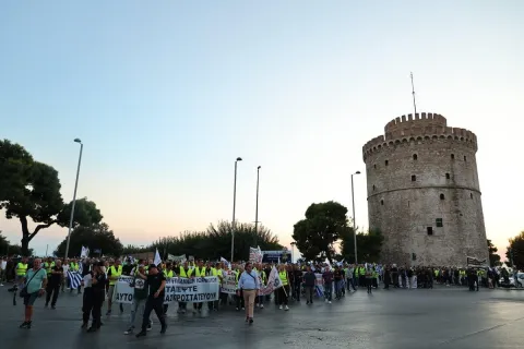 Πορεία με πανώ δίπλα από τον Λευκό Πύργο στη Θεσσαλονίκη