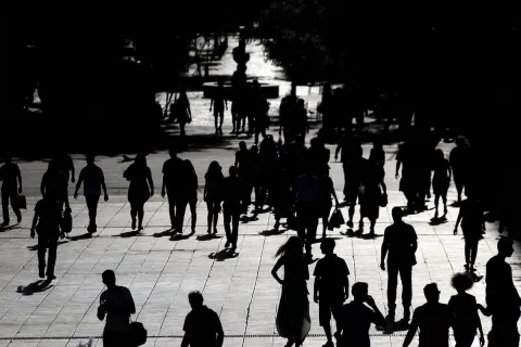 Πολίτες περπατάνε στο Σύνταγμα σε ασπρόμαυρο φόντο