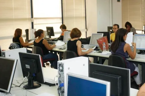 δημοσιοι υπαλληλοι