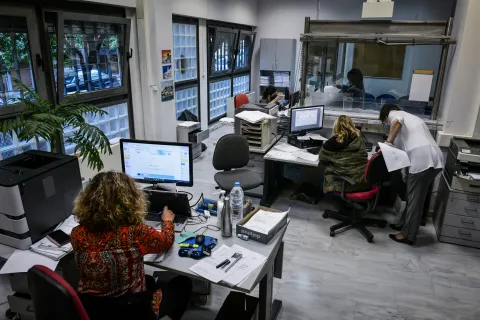 Δημόσιοι υπάλληλοι εργάζονται σε γραφείο