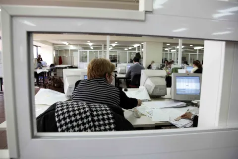 Δημόσιοι υπάλληλοι στην εργασία τους σε υπολογιστές