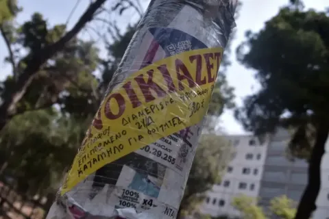 Ενοικιαστήριο κολλημένο σε κολώνα