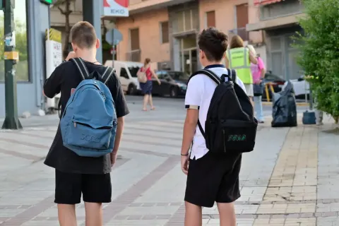 Μαθητές με σχολικές τσάντες