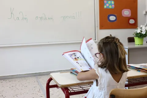 Μαθήτρια σε θρανίο 