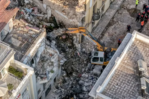 Η πολυκατοικία στην Πλάκα που κατέρρευσε 