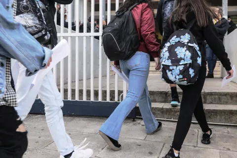 Μαθήτριες μπαίνουν σε σχολείο