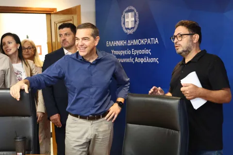 Ο Αλέξης Τσίπρας στην έδρα της Δημόσιας Υπηρεσίας Απασχόλησης