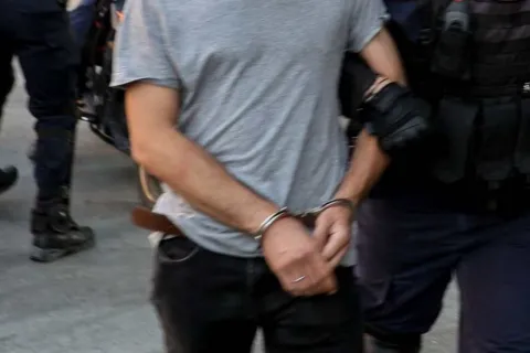 Χειροπέδες σε άνδρα από την Αστυνομία