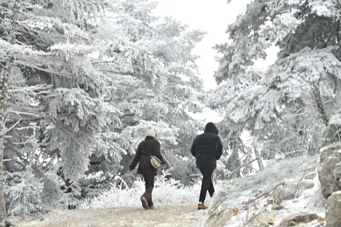 Άνθρωποι περπατάνε μέσα στα χιόνια
